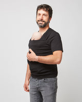 T-shirt peau à peau pour homme couleur noir avec bébé.