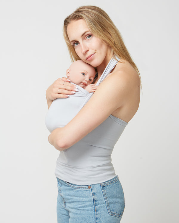 Cami de peau à peau femme avec sangle licou, bébé à l'intérieur.