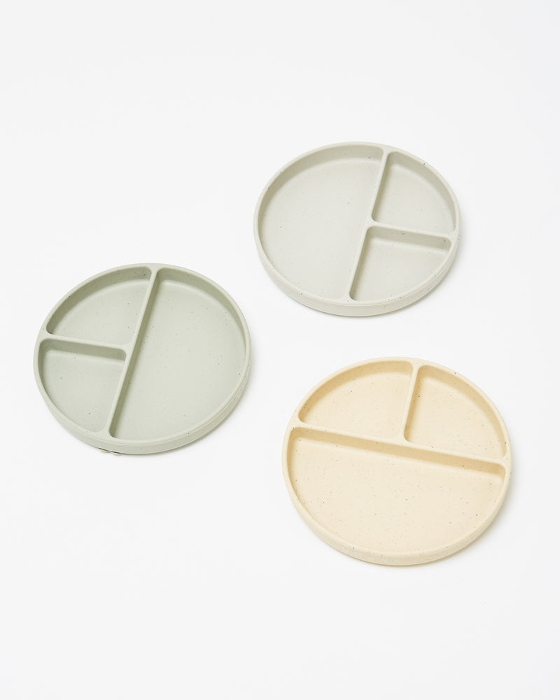 Assiettes en silicone compartimentées pour bébé couleur grège, maïs et pistache.