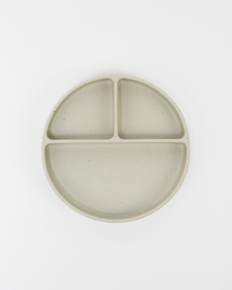 Assiette en silicone compartimentée pour bébé couleur grège, vue du haut.