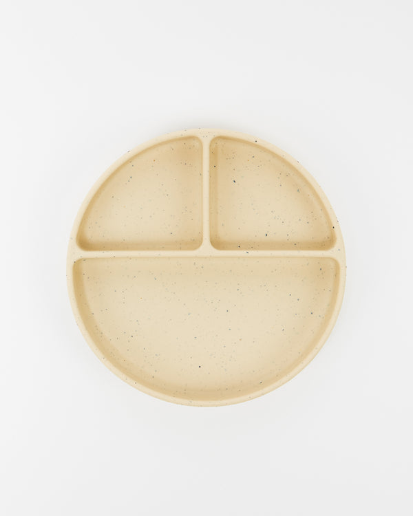 Assiette en silicone compartimentée pour bébé couleur maïs, vue du haut.