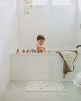 Salle de bain avec tapis de bain rigide en diatomite couleur terrazzo.