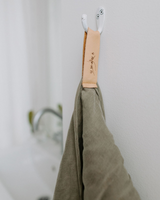 Serviette de bain à capuche ultra douce couleur sauge dans la salle de bain.