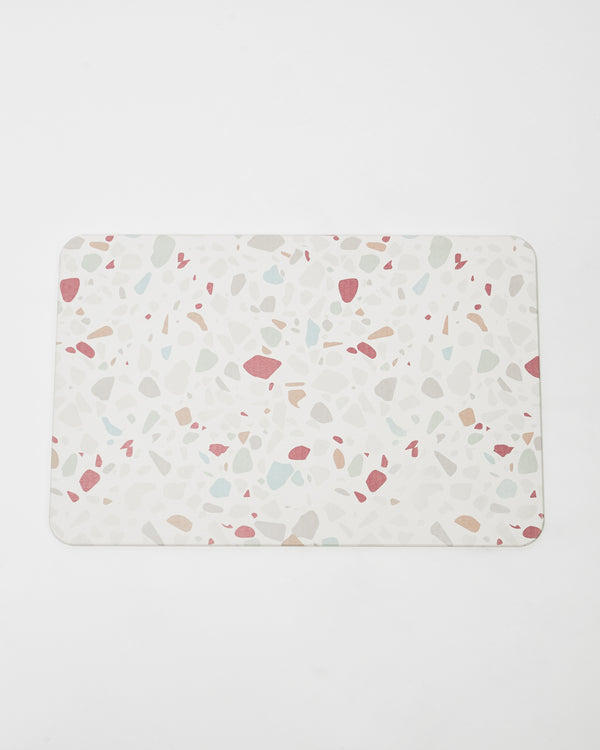 Tapis de bain rigide en diatomite couleur terrazzo vue globale.