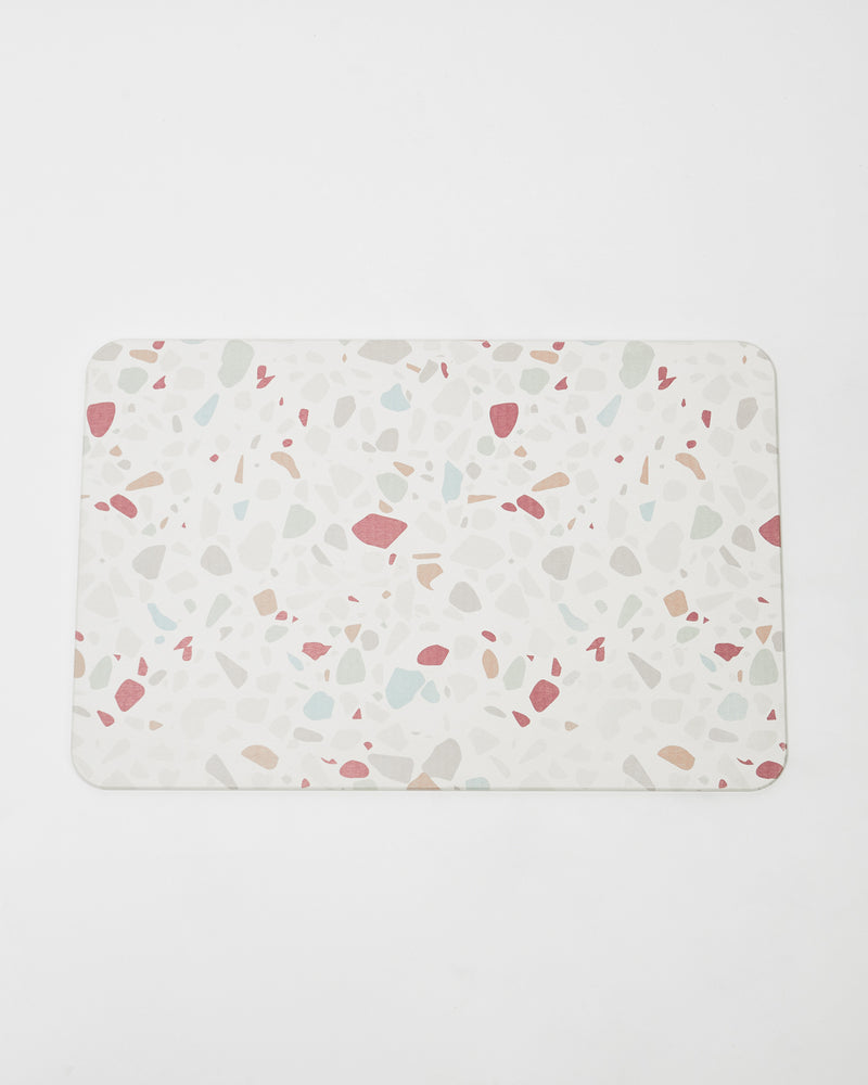 Tapis de bain rigide en diatomite couleur terrazzo vue globale.