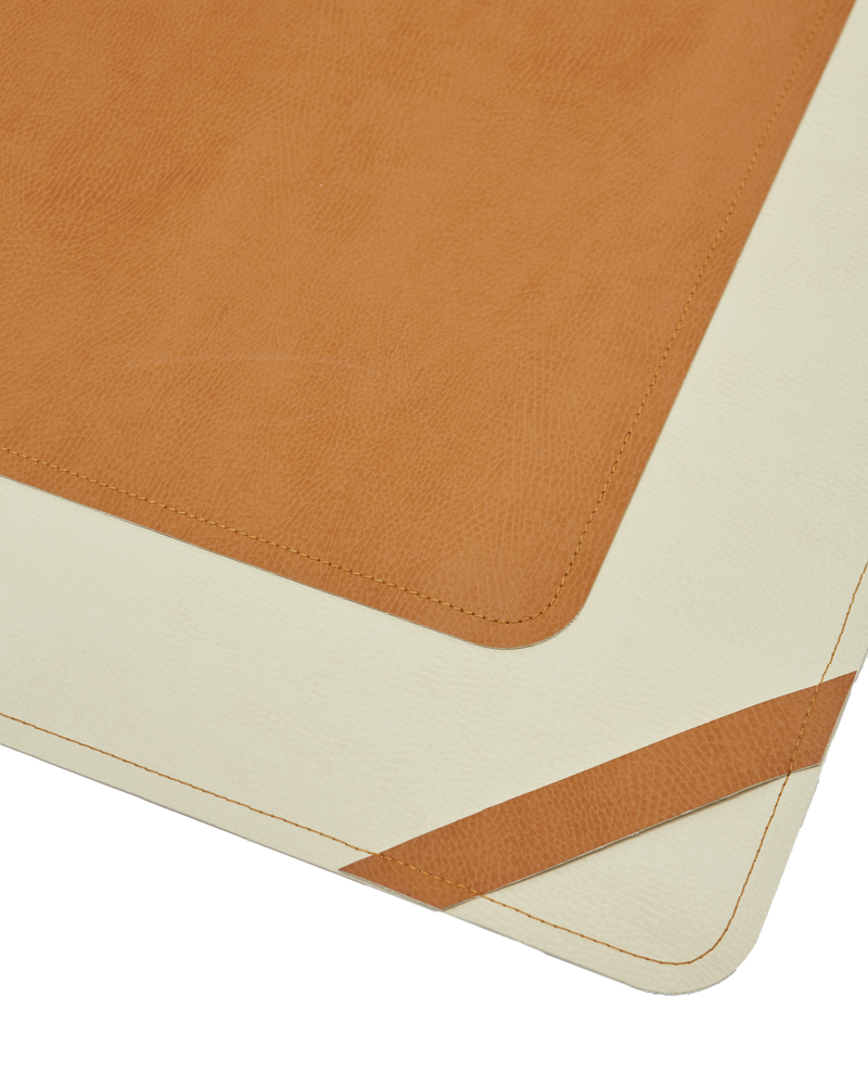 Tapis de cuir végan réversible tan et crème.